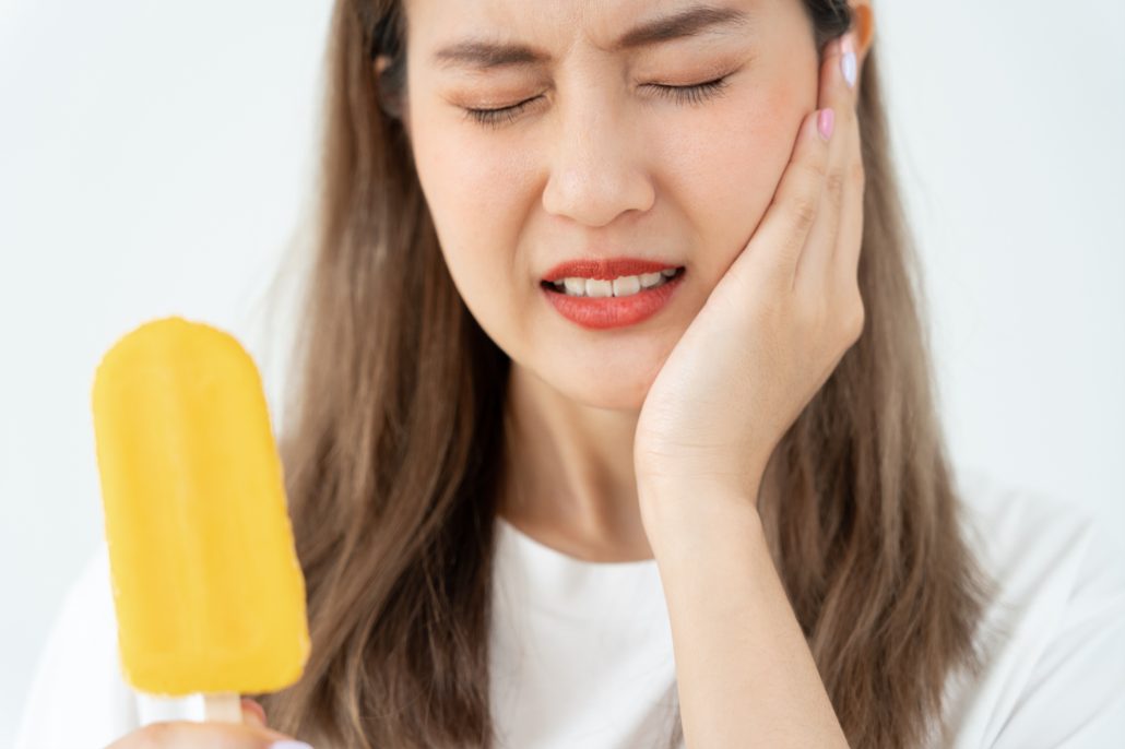 چگونه روکش های دندانی می توانند حساسیت دندان را کاهش دهند؟